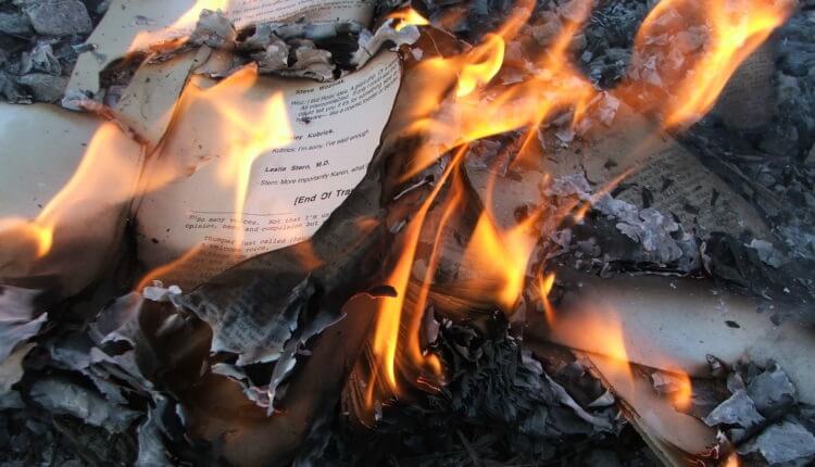 رماد الكتب