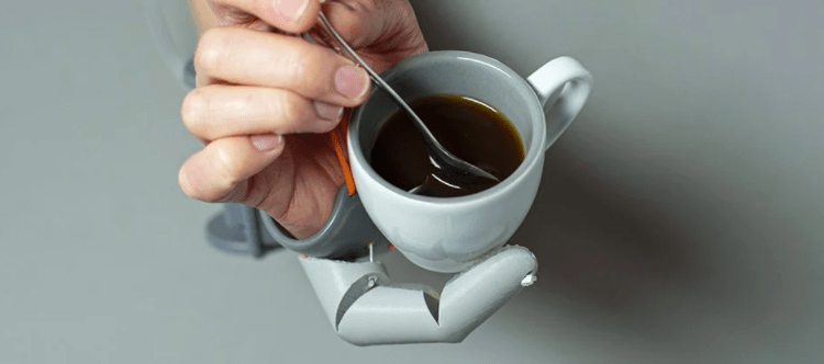 كيف تغير مخ الأشخاص الذين استعملوا الإبهام الثالث