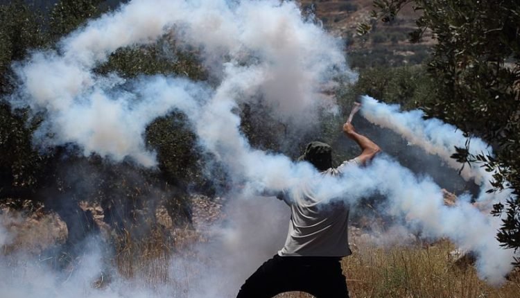 قنابل الغاز المسيل للدموع