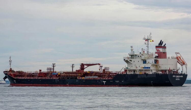 ناقلة نفط تعبر أحد الممرات البحرية الحيوية، في ظل تصاعد التوترات التي تهدد استقرار إمدادات الطاقة العالمية.