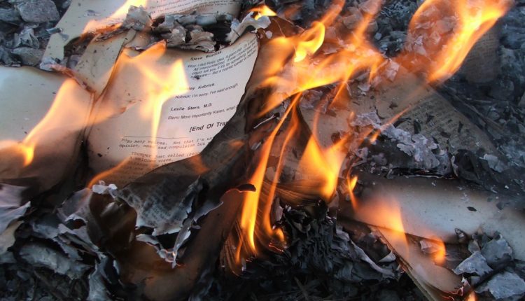 رماد الكتب حرق الكتب